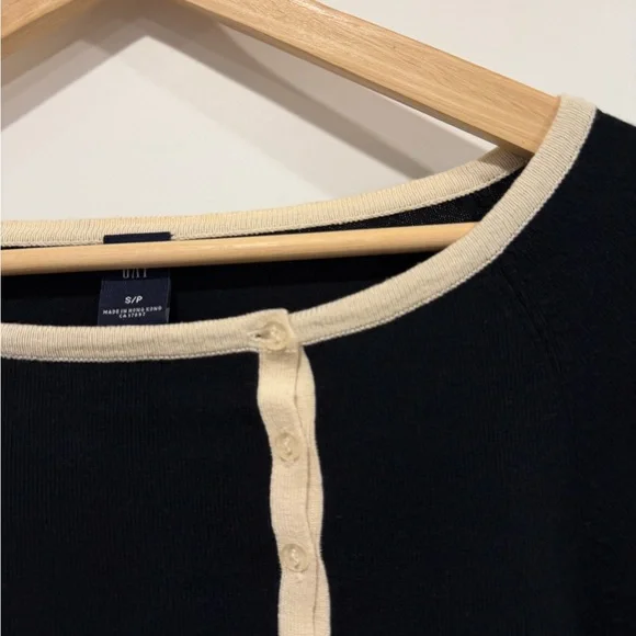 NWOTGAP Black Sweater with Cream Accents - Picture 8 of 10
